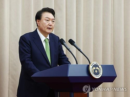 윤석열 대통령이 22일 서울 서초구 대한민국학술원에서 열린 개원 70주년 기념식에서 축사를 하고 있다. 연합뉴스